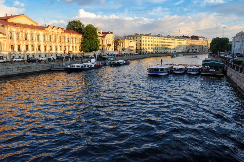 Het waterkanalen van heilige Petersburg bij zonsondergang stock foto Het waterkanalen van heilige Petersburg bij zonsondergang stock foto