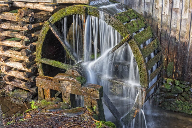 Het Waterwiel van de maalkorenmolen in Cades-Inham royalty-vrije stock afbeelding Het Waterwiel van de maalkorenmolen in Cades-Inham royalty-vrije stock afbeelding
