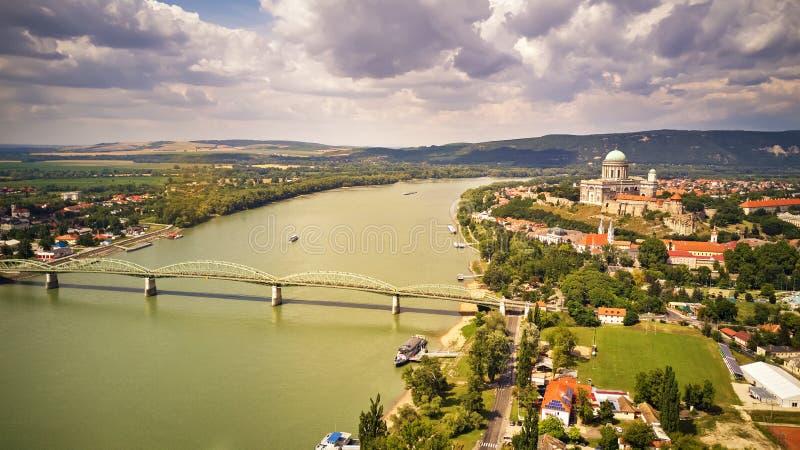 Het Weergeven van Esztergom-Basiliek is een geestelijke basiliek in Esztergom, Hongarije stock fotografie Het Weergeven van Esztergom-Basiliek is een geestelijke basiliek in Esztergom, Hongarije stock fotografie