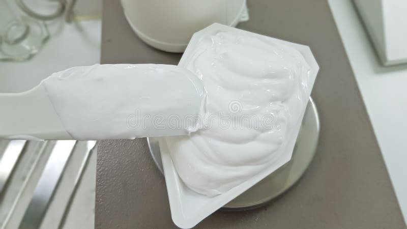 Het wegen van een gedeelte van een kosmetische emulsie royalty-vrije stock foto Het wegen van een gedeelte van een kosmetische emulsie royalty-vrije stock foto