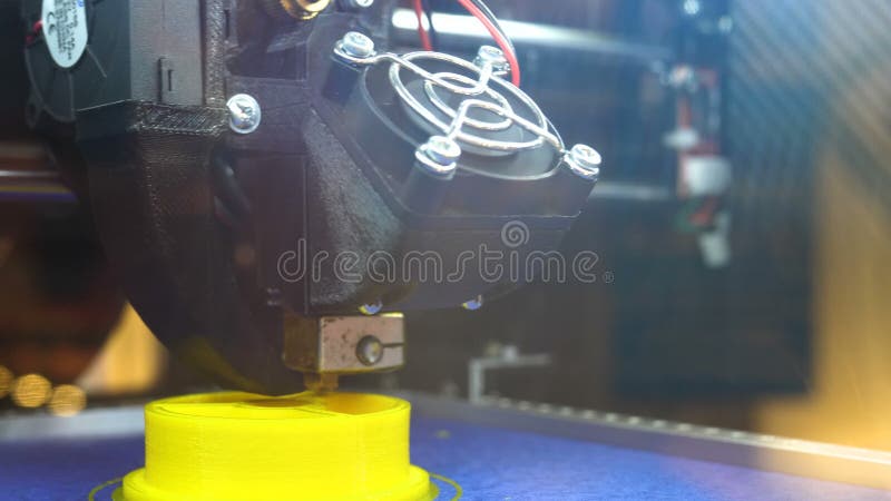 Het werk 3d printeropeenvolging driepoot Druk met Plastic Draadgloeidraad op 3D Printer Driedimensionele printer tijdens stock video Het werk 3d printeropeenvolging driepoot Druk met Plastic Draadgloeidraad op 3D Printer Driedimensionele printer tijdens stock video