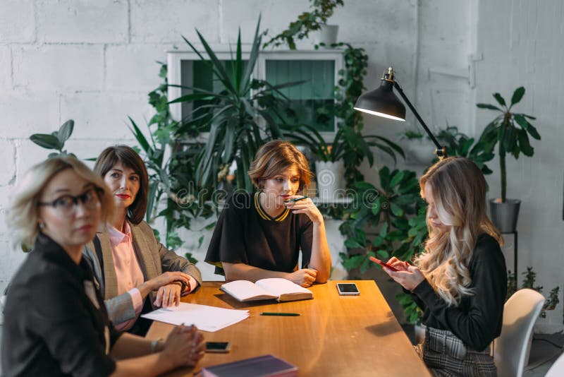 Het werk overwerkconcept Groep vrouwelijk commercieel team die laat bij nacht werken stock afbeelding Het werk overwerkconcept Groep vrouwelijk commercieel team die laat bij nacht werken stock afbeelding