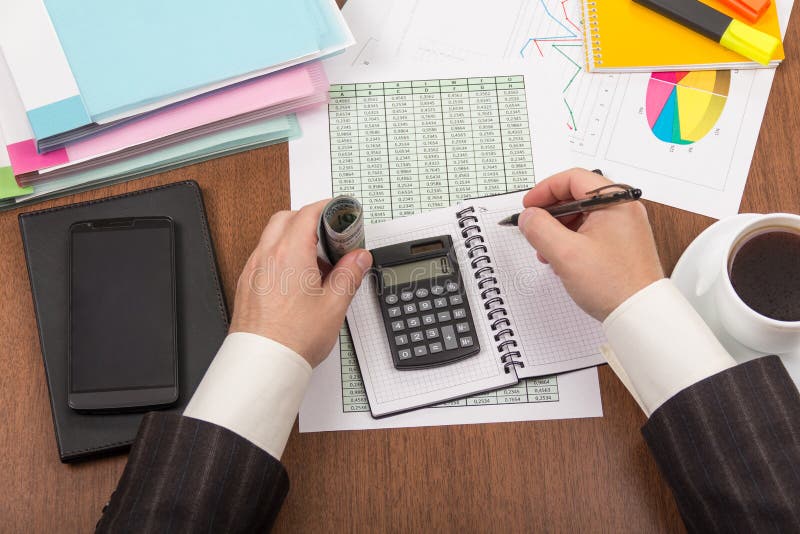 Het het werk proces Bureaulijst, documenten, rapporten, koffie royalty-vrije stock afbeelding