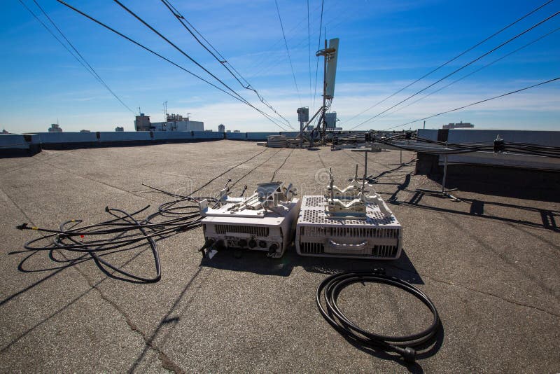 Het werk proces om telecommunicatie-uitrusting te bevorderen Ontmantelde oude generatie openlucht radioeenheden en coaxiaal stock afbeelding Het werk proces om telecommunicatie-uitrusting te bevorderen Ontmantelde oude generatie openlucht radioeenheden en coaxiaal stock afbeelding