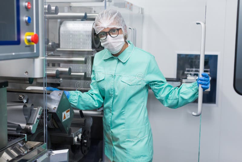 Het Werk Van De Fabrieksarbeider Met Machine Stock Afbeelding Image