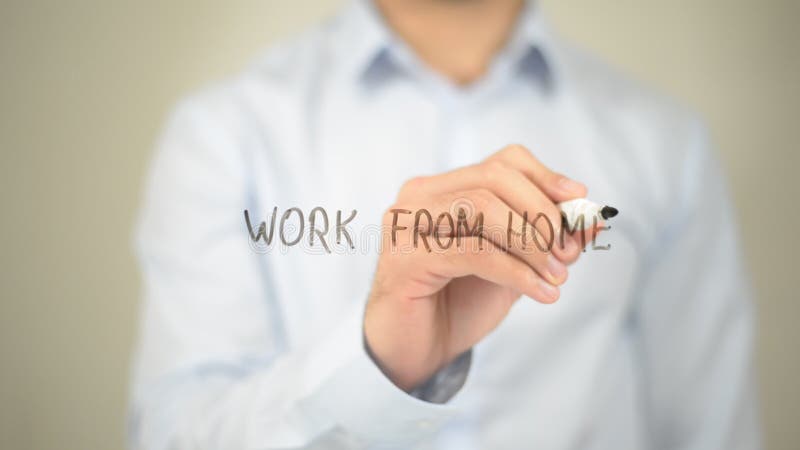 Het werk van Huis, Mens die op het Transparante Scherm schrijft stock foto Het werk van Huis, Mens die op het Transparante Scherm schrijft stock foto