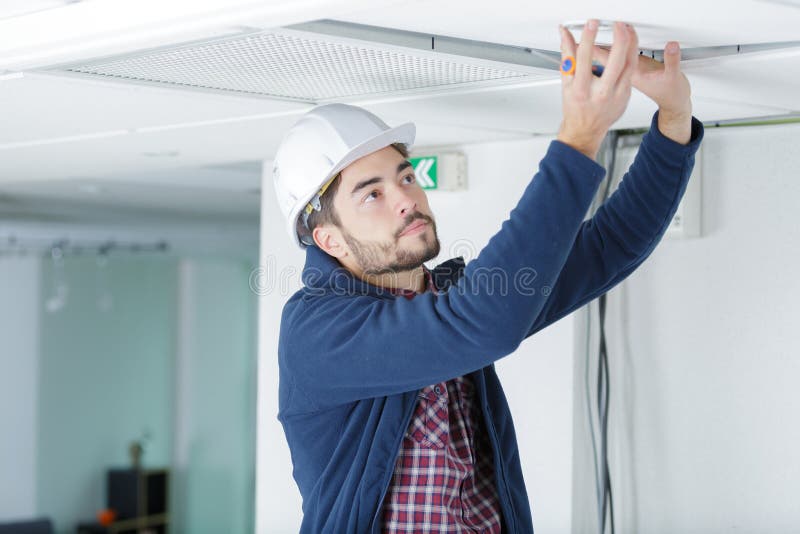 Het werken aan een plafond royalty-vrije stock fotografie Het werken aan een plafond royalty-vrije stock fotografie