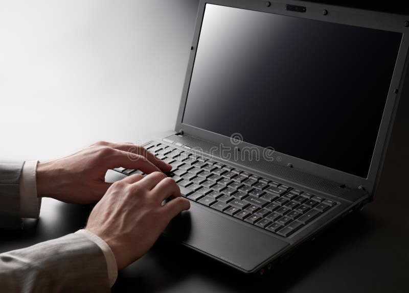 Het werken aan laptop royalty-vrije stock afbeeldingen Het werken aan laptop royalty-vrije stock afbeeldingen