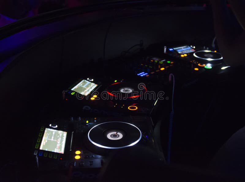 Het Werkstation en de draaischijven van DJ stock afbeelding Het Werkstation en de draaischijven van DJ stock afbeelding