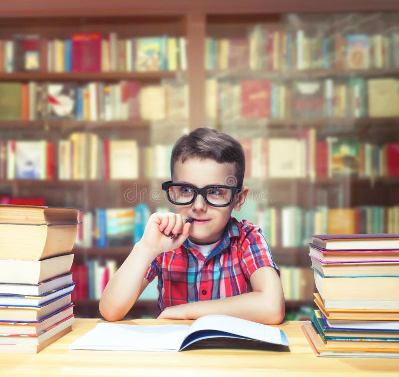 Het wetenschapperkind leert thuiswerk in schoolbibliotheek stock afbeeldingen Het wetenschapperkind leert thuiswerk in schoolbibliotheek stock afbeeldingen