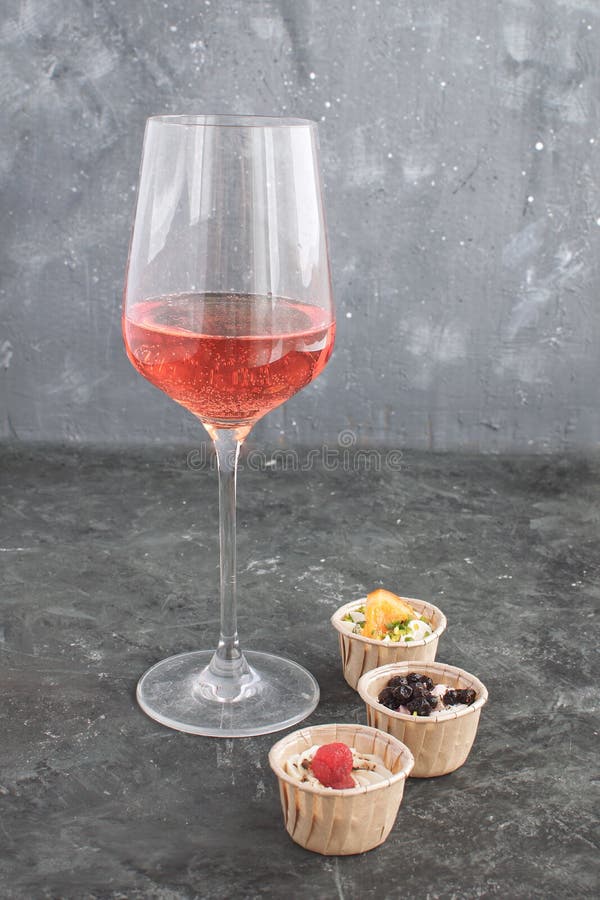 Het wijnglas nam Romige de geitkaas van Tartlet van de wijn Gastronomische Snack toe stock afbeelding Het wijnglas nam Romige de geitkaas van Tartlet van de wijn Gastronomische Snack toe stock afbeelding