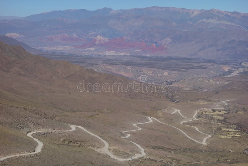 Het winden en vuile weg - humahuaca, het Noorden van Argentinië stock fotografie Het winden en vuile weg - humahuaca, het Noorden van Argentinië stock fotografie
