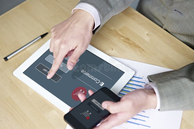 Het winkelen met cellphone en tabletcomputer stock afbeeldingen Het winkelen met cellphone en tabletcomputer stock afbeeldingen