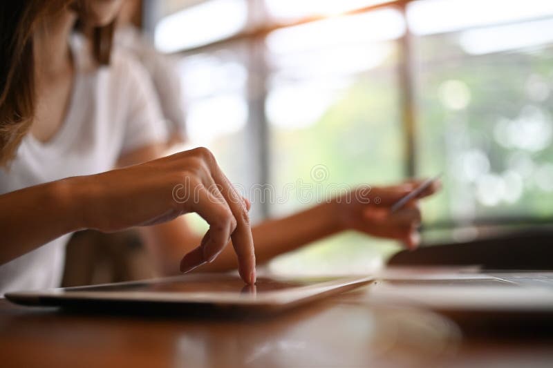 Het winkelen online met vrouw die digitale tablet gebruiken stock afbeelding Het winkelen online met vrouw die digitale tablet gebruiken stock afbeelding
