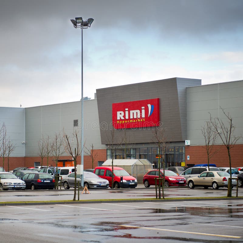 Het winkelende centrum van Rimi Hypermarket in Klaipeda, Litouwen stock afbeeldingen Het winkelende centrum van Rimi Hypermarket in Klaipeda, Litouwen stock afbeeldingen