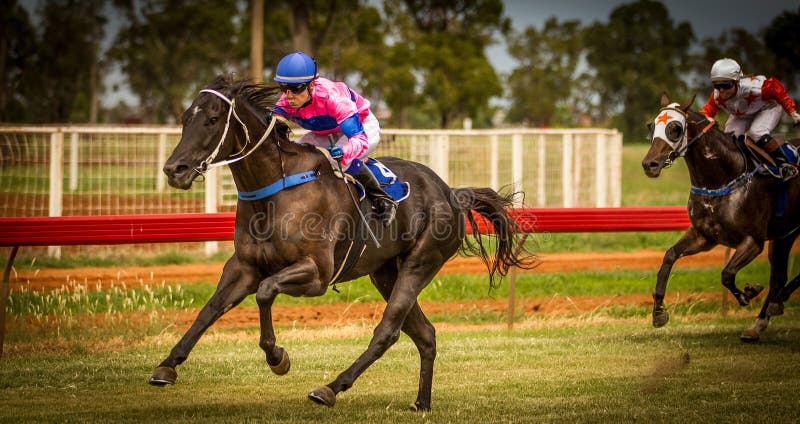 Het winnen renpaard en vrouwelijke jockey in Trangie NSW Australië