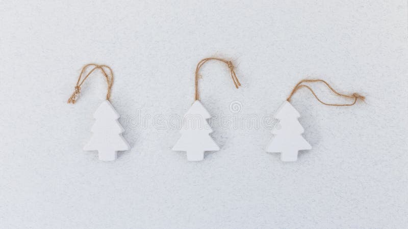 Het witte houten met de hand gemaakte speelgoed van de Kerstmisboom stock fotografie Het witte houten met de hand gemaakte speelgoed van de Kerstmisboom stock fotografie