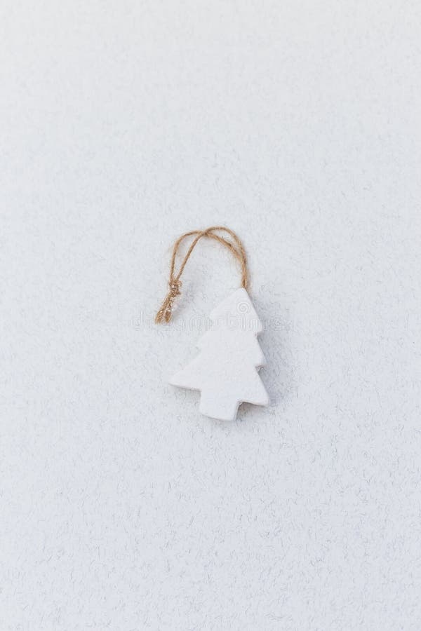 Het witte houten met de hand gemaakte speelgoed van de Kerstmisboom royalty-vrije stock foto's Het witte houten met de hand gemaakte speelgoed van de Kerstmisboom royalty-vrije stock foto's