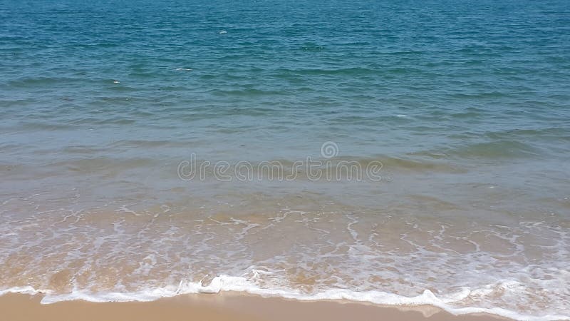 Het witte schuim op de kust, het blauwe oceaanwater en de kleine golven op het strand - Lagos, Nigeria - Vakantie en reis als the royalty-vrije stock afbeelding Het witte schuim op de kust, het blauwe oceaanwater en de kleine golven op het strand - Lagos, Nigeria - Vakantie en reis als the royalty-vrije stock afbeelding