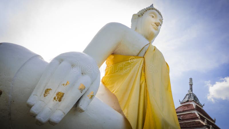 Het witte standbeeld van Boedha in de boeddhistische tempel van Wat Prang Luang (Openbare tempel) in Nonthaburi, Thailand royalty-vrije stock afbeeldingen Het witte standbeeld van Boedha in de boeddhistische tempel van Wat Prang Luang (Openbare tempel) in Nonthaburi, Thailand royalty-vrije stock afbeeldingen
