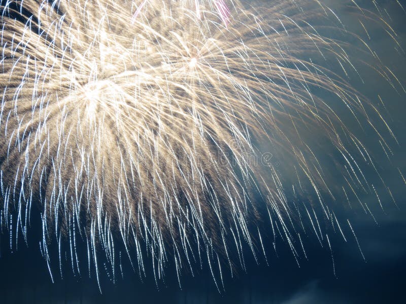 Het witte Vuurwerk van Starburst 4 Juli royalty-vrije stock foto's Het witte Vuurwerk van Starburst 4 Juli royalty-vrije stock foto's