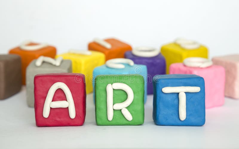 Het woord ‚kunst ‚op klei kleurrijke blokken stock afbeelding Het woord ‚kunst ‚op klei kleurrijke blokken stock afbeelding