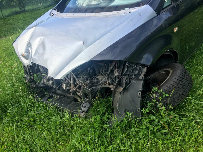 Het wrak van de auto bevindt zich op het gras royalty-vrije stock foto's Het wrak van de auto bevindt zich op het gras royalty-vrije stock foto's