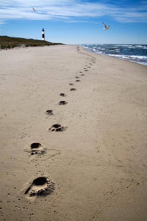 Het Zand en de Branding van voetafdrukken stock foto's Het Zand en de Branding van voetafdrukken stock foto's