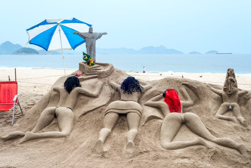 Het zandbeeldhouwwerk zonnebaadt op het strand van Copacabana royalty-vrije stock fotografie Het zandbeeldhouwwerk zonnebaadt op het strand van Copacabana royalty-vrije stock fotografie