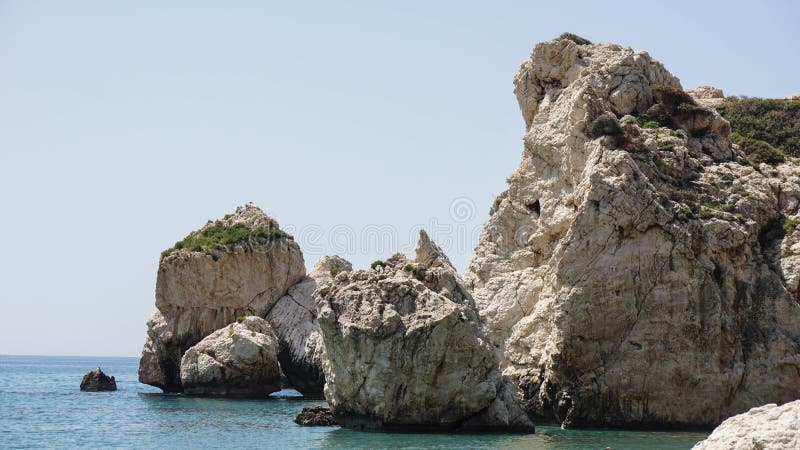 Het zeegezicht schommelt rotsen in het overzees in Cyprus royalty-vrije stock fotografie Het zeegezicht schommelt rotsen in het overzees in Cyprus royalty-vrije stock fotografie