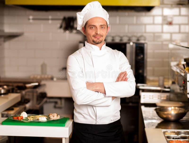 Het zekere jonge chef-kok stellen stock foto's Het zekere jonge chef-kok stellen stock foto's