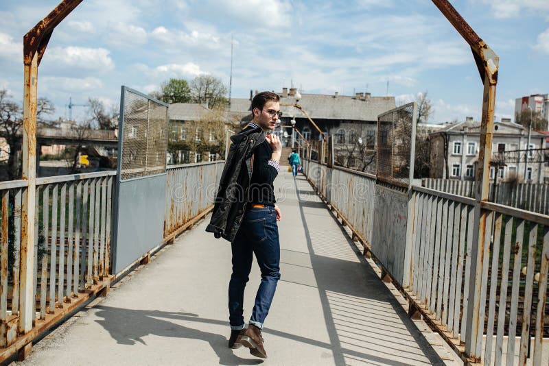 Het zekere mens stellen in randjeans stock afbeelding Het zekere mens stellen in randjeans stock afbeelding