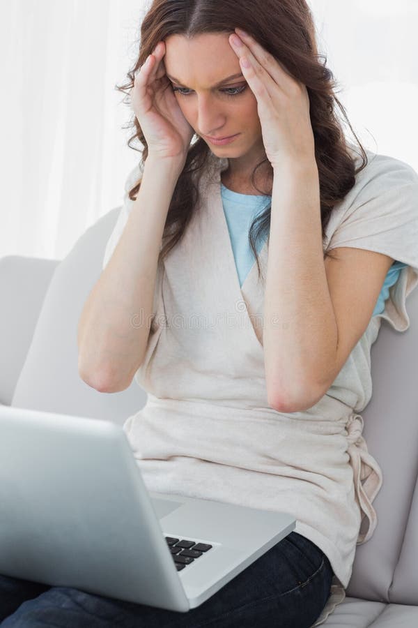 Het zenuwachtige donkerbruine werken aan haar laptop royalty-vrije stock fotografie Het zenuwachtige donkerbruine werken aan haar laptop royalty-vrije stock fotografie
