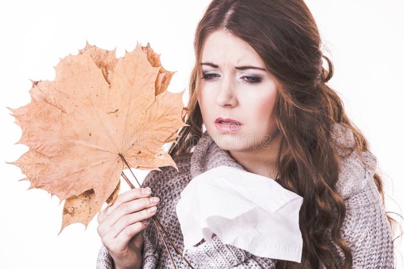 Het zieke vrouw niezen in weefsel houdt de herfstblad stock afbeeldingen Het zieke vrouw niezen in weefsel houdt de herfstblad stock afbeeldingen