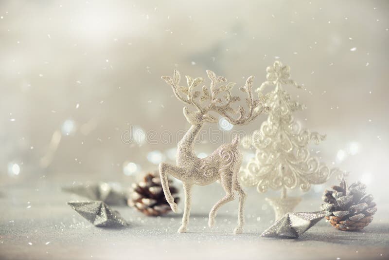 Het zilver schittert Kerstboom, herten, kegels op grijze achtergrond met lichten bokeh, exemplaarruimte Groetkaart voor Nieuwe ja royalty-vrije stock afbeeldingen Het zilver schittert Kerstboom, herten, kegels op grijze achtergrond met lichten bokeh, exemplaarruimte Groetkaart voor Nieuwe ja royalty-vrije stock afbeeldingen