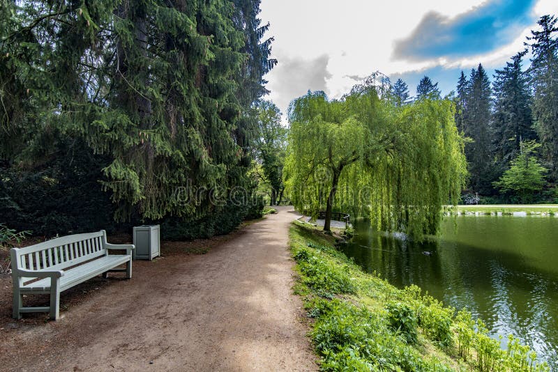 Het zitten in het park in de Tsjechische Republiek van Pruhonice Praag royalty-vrije stock foto's Het zitten in het park in de Tsjechische Republiek van Pruhonice Praag royalty-vrije stock foto's