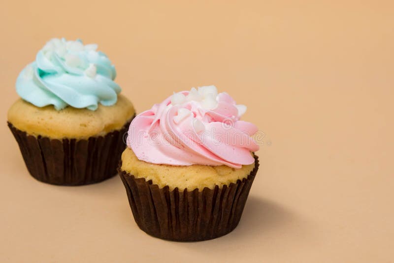Het zoete dessert van de kopcake op gele ruimte als achtergrond en exemplaar royalty-vrije stock fotografie Het zoete dessert van de kopcake op gele ruimte als achtergrond en exemplaar royalty-vrije stock fotografie