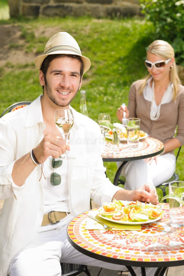 Het zonnige het restaurant Italiaanse jonge mens van het terras dineren stock foto Het zonnige het restaurant Italiaanse jonge mens van het terras dineren stock foto