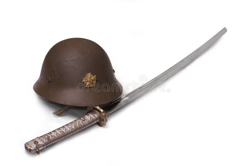 Het zwaard van de Japanse sergeant en slaghelm stock foto's Het zwaard van de Japanse sergeant en slaghelm stock foto's