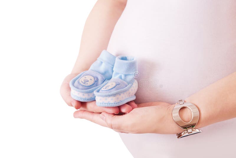 Het zwangere paar van de vrouwenholding blauwe schoenen voor baby royalty-vrije stock foto Het zwangere paar van de vrouwenholding blauwe schoenen voor baby royalty-vrije stock foto