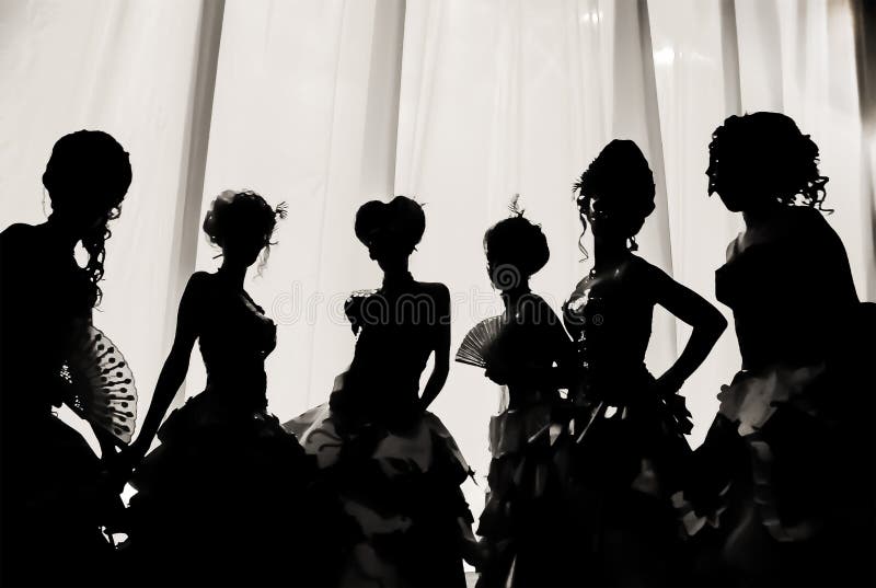 Het zwart-witte beeld van het silhouet van meisjes en vrouwen in de kostuums en de bal van Carnaval kleedt zich in het theater op royalty-vrije stock foto's Het zwart-witte beeld van het silhouet van meisjes en vrouwen in de kostuums en de bal van Carnaval kleedt zich in het theater op royalty-vrije stock foto's