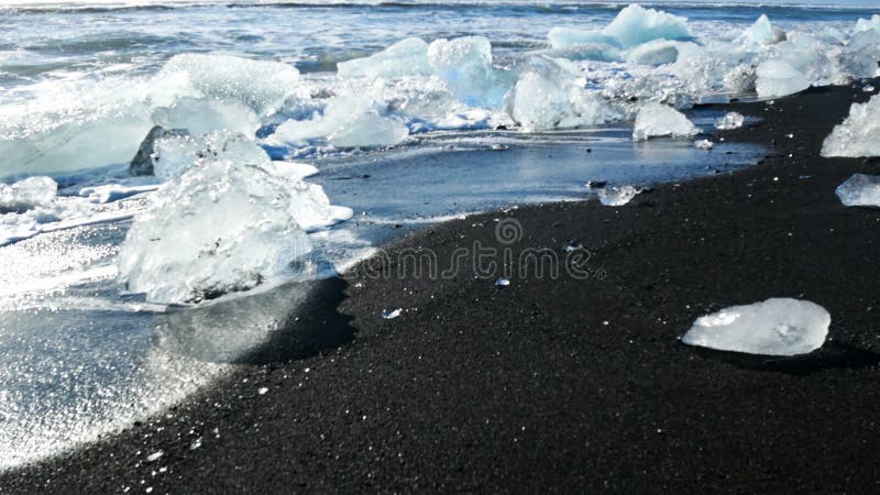 Het zwarte strand van de ijsgletsjer