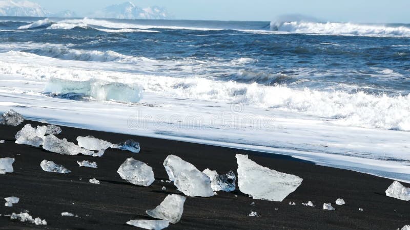 Het zwarte strand van de ijsgletsjer