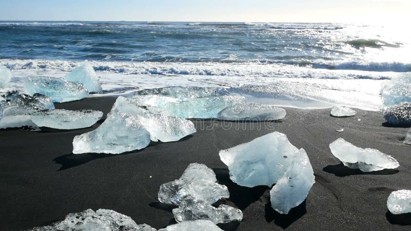 Het zwarte strand van de ijsgletsjer