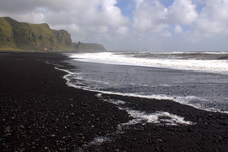 Het Zwarte Strand Van Het Basaltzand in Vik IJsland Stock Foto - Image of oceaan, midden: 78843802