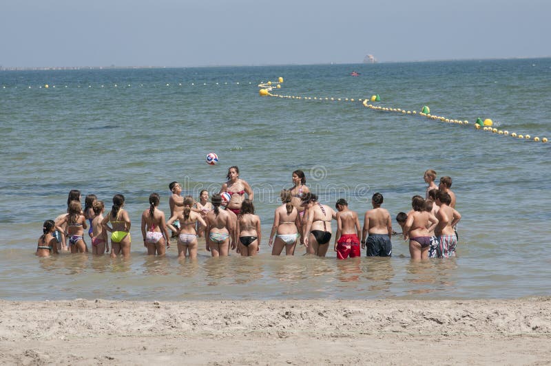 Het zwemmen les in de oceaan stock foto Het zwemmen les in de oceaan stock foto