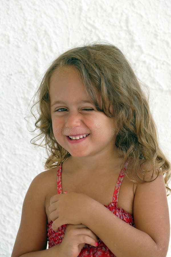 het 4 éénjarigenmeisje knipoogt naar haar mamma stock fotografie het 4 éénjarigenmeisje knipoogt naar haar mamma stock fotografie