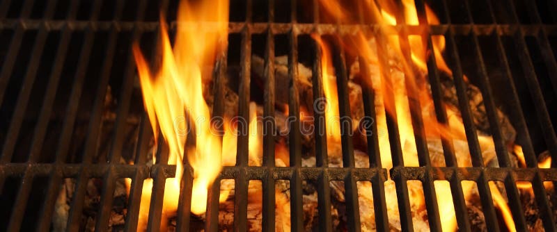 Hete BBQ Grill, Heldere Vlammen en Brandende Steenkolen