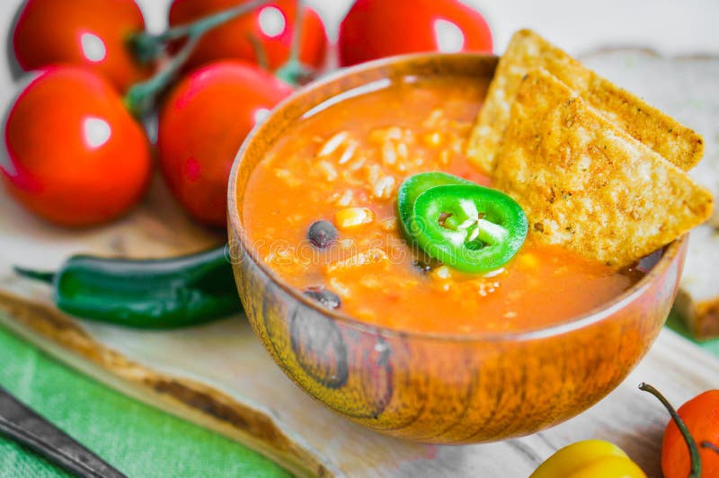 Hete en kruidige verse gemaakte Mexicaanse Spaanse pepersoep op rustieke achtergrond royalty-vrije stock foto Hete en kruidige verse gemaakte Mexicaanse Spaanse pepersoep op rustieke achtergrond royalty-vrije stock foto