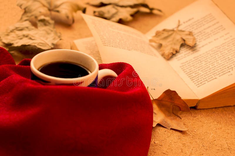 Hete koffie, boek, en de herfstbladeren op houten achtergrond royalty-vrije stock afbeeldingen Hete koffie, boek, en de herfstbladeren op houten achtergrond royalty-vrije stock afbeeldingen